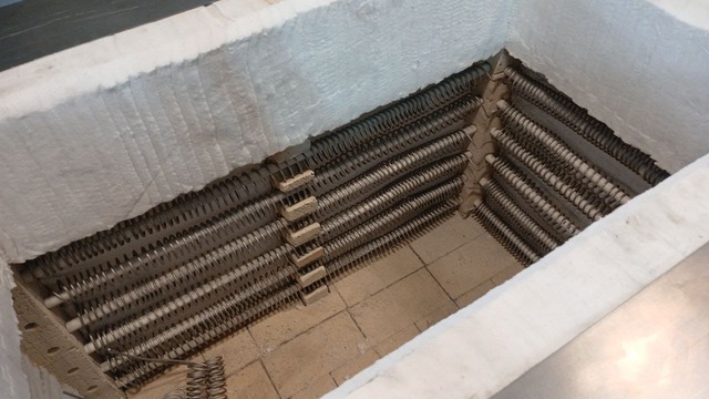 промышленная шахтная печь объемом 220 литров с комбинированной футеровко